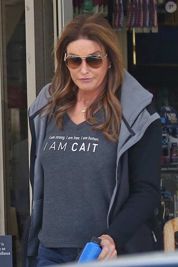 Caitlyn Jenner avec un t-shirt "I am Cait" à Los Angeles le 7 mars 2016