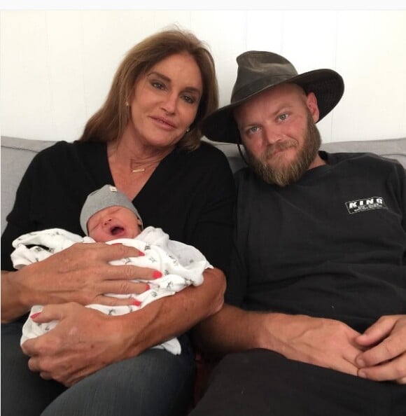 Caitlyn Jenner prend la pose avec son petit-fils et son fils aîné, Burt Jenner, sur une photo publiée sur Instagram dimanche 10 juillet 2016