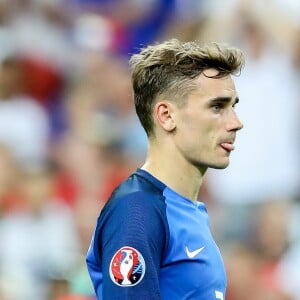 Déception d'Antoine Griezmann et de l'équipe de France en finale contre le Portugal (0-1) lors de l'Euro 2016, le 10 janvier 2016.