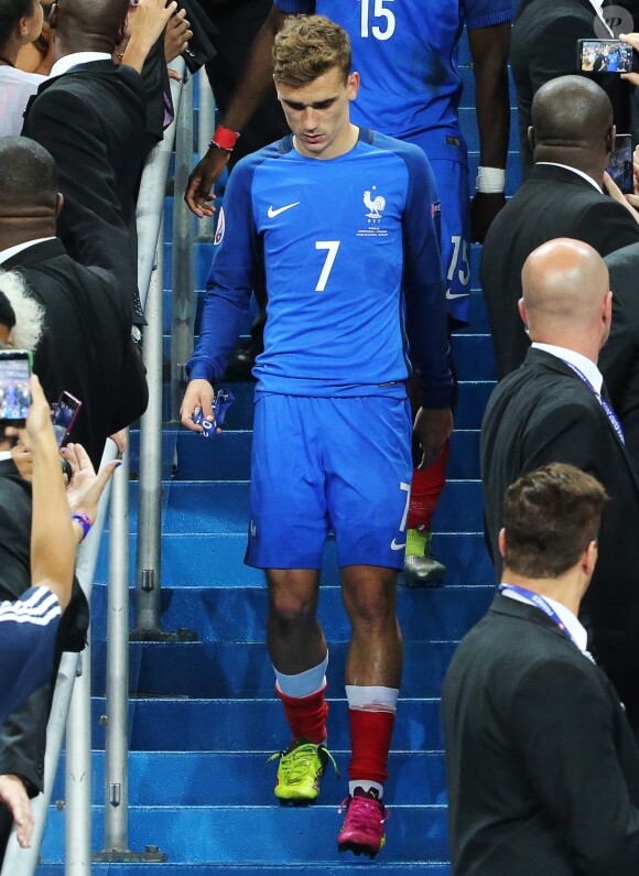 Déception d'Antoine Griezmann et de l'équipe de France en finale contre le Portugal (0-1) lors de l'Euro 2016, le 10 janvier 2016.