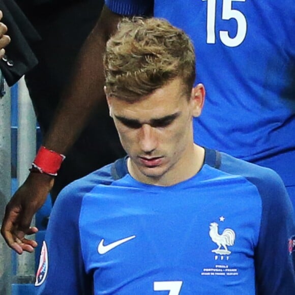 Déception d'Antoine Griezmann et de l'équipe de France en finale contre le Portugal (0-1) lors de l'Euro 2016, le 10 janvier 2016.