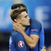 Antoine Griezmann dans les bras d'Adil Rami - Déception des joueurs de l'équipe de France après leur défaite face au Portugal lors de la finale de l'Euro 2016 à Saint-Denis le 10 juillet 2016. © Cyril Moreau / Bestimage