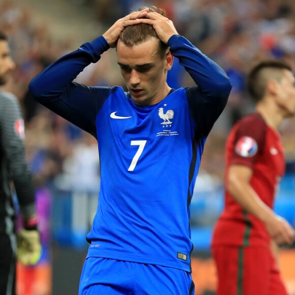 Déception d'Antoine Griezmann et de l'équipe de France en finale contre le Portugal (0-1) lors de l'Euro 2016, le 10 janvier 2016.