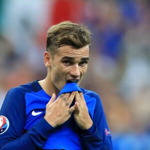 Déception d'Antoine Griezmann et de l'équipe de France en finale contre le Portugal (0-1) lors de l'Euro 2016, le 10 janvier 2016.