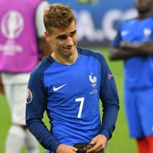 Déception d'Antoine Griezmann et de l'équipe de France en finale contre le Portugal (0-1) lors de l'Euro 2016, le 10 janvier 2016.