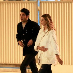 Exclusif - Mischa Barton et Peter Brant Jr - Soko, Mischa Barton et des amis dont Peter Brant Jr, sont allés à la Fête Foraine du jardin des Tuileries à Paris, France le 6 juillet 2016. Soko a une longue discussion avec une amie, puis la petite troupe fait une course sur un toboggan et ensuite tout le monde rentre à l'hôtel Ritz.