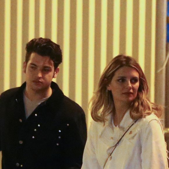 Exclusif - Mischa Barton et Peter Brant Jr - Soko, Mischa Barton et des amis dont Peter Brant Jr, sont allés à la Fête Foraine du jardin des Tuileries à Paris, France le 6 juillet 2016. Soko a une longue discussion avec une amie, puis la petite troupe fait une course sur un toboggan et ensuite tout le monde rentre à l'hôtel Ritz.