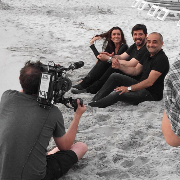 Jenifer en tournage en Corse pour le show "Les copains d'abord" qui sera diffusé en septembre sur France 2. Elle prend la pose ici aux côtés de Patrick