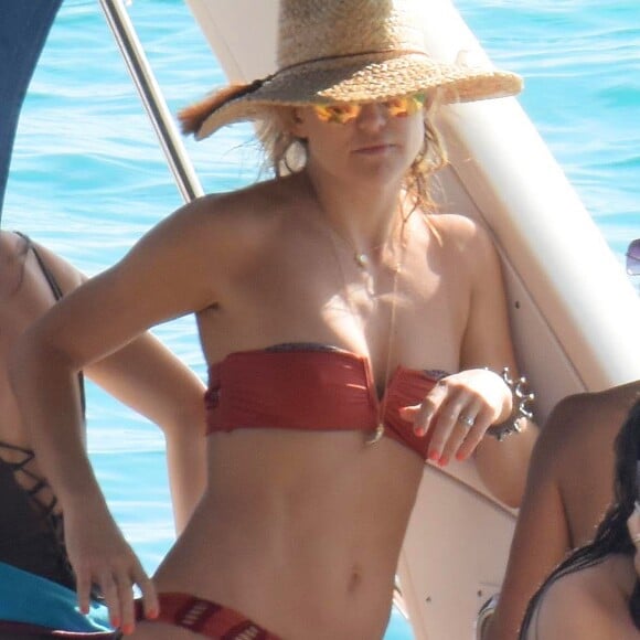 Kate Hudson en vacances avec des amis sur un bateau à Formentera. Espagne, le 14 juillet 2016.