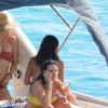 Kate Hudson en vacances avec des amis sur un bateau à Formentera. Espagne, le 14 juillet 2016.
