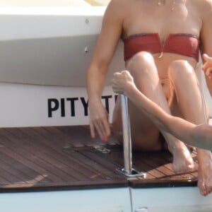 Kate Hudson en vacances avec des amis sur un bateau à Formentera. Espagne, le 14 juillet 2016.