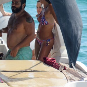 Kate Hudson en vacances avec des amis sur un bateau à Formentera. Espagne, le 14 juillet 2016.