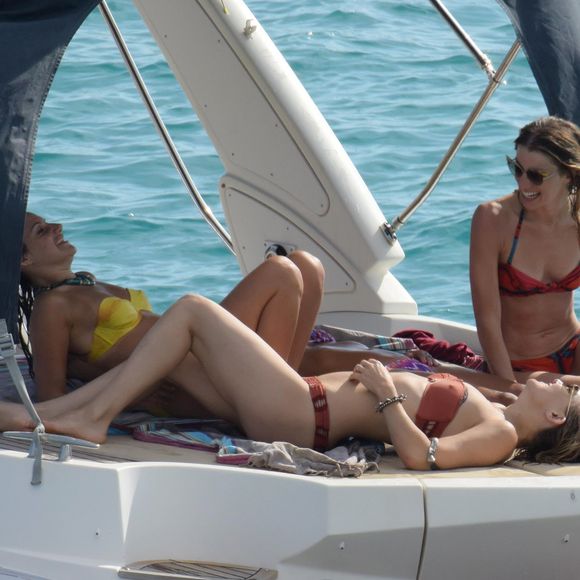 Kate Hudson en vacances avec des amis sur un bateau à Formentera. Espagne, le 14 juillet 2016.