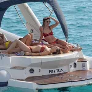 Kate Hudson en vacances avec des amis sur un bateau à Formentera. Espagne, le 14 juillet 2016.