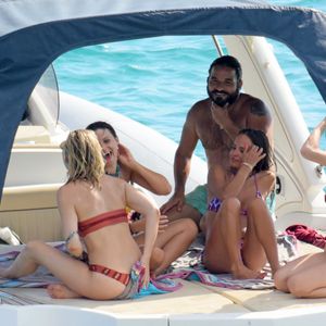 Kate Hudson en vacances avec des amis sur un bateau à Formentera. Espagne, le 14 juillet 2016.