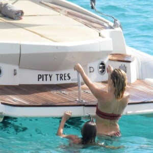 Kate Hudson en vacances avec des amis sur un bateau à Formentera. Espagne, le 14 juillet 2016.