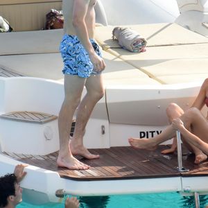 Kate Hudson en vacances avec des amis sur un bateau à Formentera. Espagne, le 14 juillet 2016.