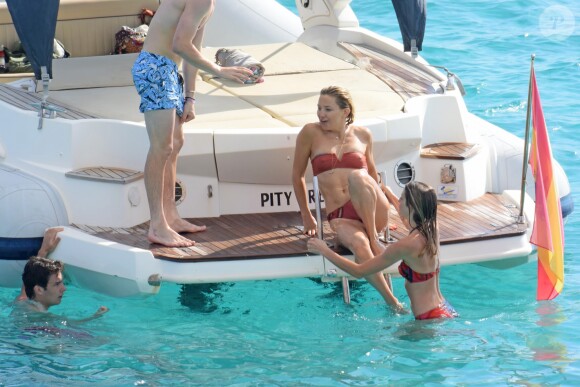 Kate Hudson en vacances avec des amis à Formentera, le 14 juillet 2016.