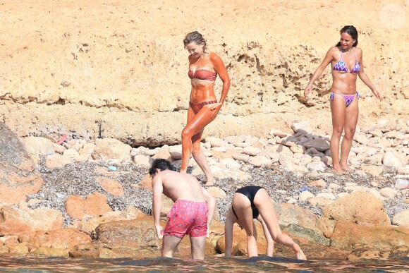 Kate Hudson est en vacances avec des amis à Formentera, le 14 juillet 2016. Kate Hudson s'est enduit le corps d'argile rouge. Actress Kate Hudson on holidays in Formentera, on Thursday July 14, 2016.14/07/2016 - Formentera