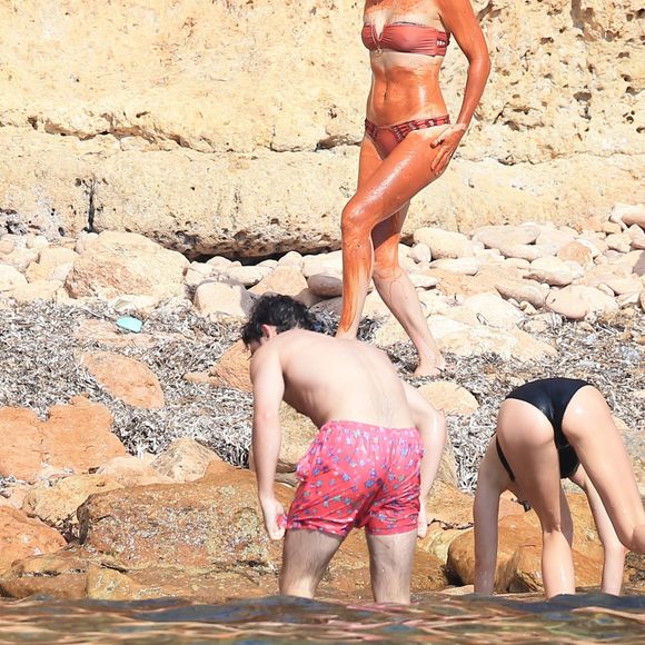 Kate Hudson est en vacances avec des amis à Formentera, le 14 juillet 2016. Kate Hudson s'est enduit le corps d'argile rouge. Actress Kate Hudson on holidays in Formentera, on Thursday July 14, 2016.14/07/2016 - Formentera