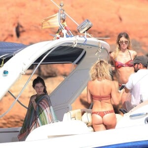 Kate Hudson est en vacances avec des amis à Formentera, le 14 juillet 2016.