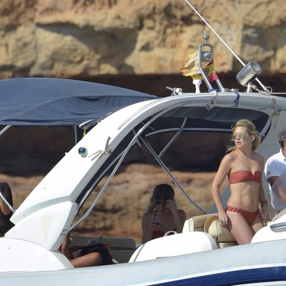 Kate Hudson est en vacances avec des amis à Formentera, le 14 juillet 2016.