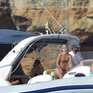 Kate Hudson est en vacances avec des amis à Formentera, le 14 juillet 2016.