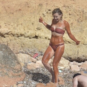 Kate Hudson est en vacances avec des amis à Formentera, le 14 juillet 2016. Kate Hudson s'est enduit le corps d'argile rouge.