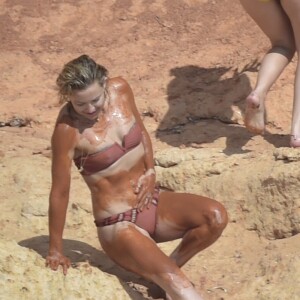 Kate Hudson est en vacances avec des amis à Formentera, le 14 juillet 2016. Kate Hudson s'est enduit le corps d'argile rouge.