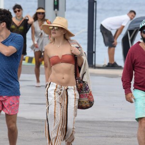 Kate Hudson est en vacances avec des amis à Formentera, le 14 juillet 2016.