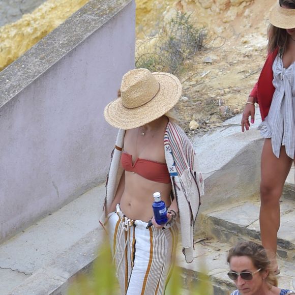 Kate Hudson est en vacances avec des amis à Ibiza, le 14 juillet 2016.
