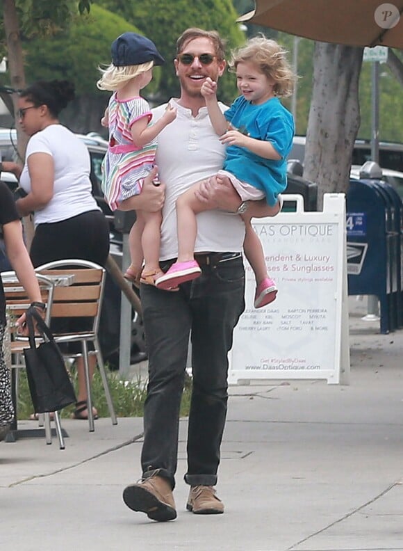 Exclusif - Will Kopelman, l'ex mari de Drew Barrymore, est allé déjeuner avec ses enfants Olive et Frankie à West Hollywood, le 28 juin 2016.