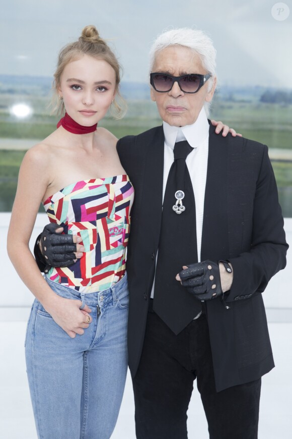 Lily-Rose Depp et Karl Lagerfeld - Backstage lors du défilé de mode "Chanel", collection prêt-à-porter printemps-été 2016, au Grand Palais à Paris. Le 6 Octobre 2015