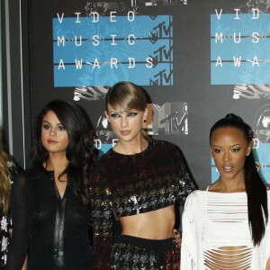 Hailee Steinfeld, Cara Delevingne, Selena Gomez, Taylor Swift, Serayah, Lily Aldridge à la Soirée des MTV Video Music Awards à Los Angeles le 30 aout 2015.