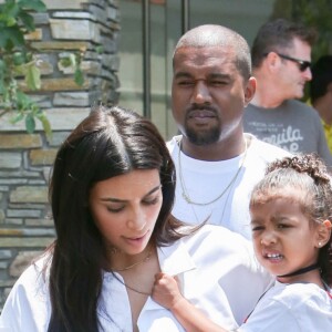 Kim Kardashian avec son mari Kanye West et leur fille North West - La famille Kardashian sort du cinema après vu le film "Finding Dory" à Calabasas le 25 juin 2016.