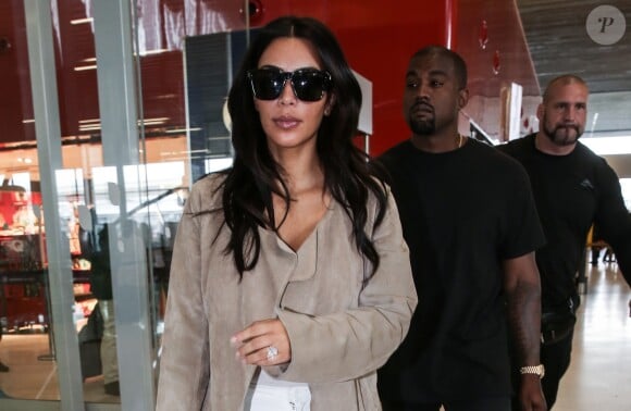 Kim Kardashian et son mari Kanye West quittent Paris pour Los Angeles à l'aéroport de Roissy-Charles-de-Gaulle le 14 juin 2016.