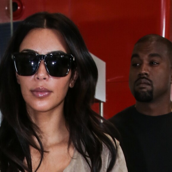 Kim Kardashian et son mari Kanye West quittent Paris pour Los Angeles à l'aéroport de Roissy-Charles-de-Gaulle le 14 juin 2016.