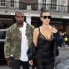 Kim Kardashian, portant un superbe collier de diamants, et son mari Kanye West arrivent au restaurant "C" dans le quartier de Mayfair à Londres, le 21 mai 2016.