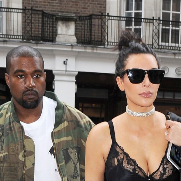 Kim Kardashian, portant un superbe collier de diamants, et son mari Kanye West arrivent au restaurant "C" dans le quartier de Mayfair à Londres, le 21 mai 2016.