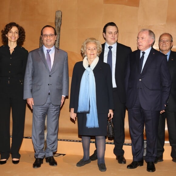 Le commissaire de l'exposition Jean-Jacques Aillagon, le président du musée du quai Branly Stéphane Martin, le président de la République François Hollande, Bernadette Chirac et son petit-fils Martin Rey-Chirac, sa fille Claude Chirac, François Pinault, Marc Ladreit de Lacharrière lors de l'inauguration de l'exposition "Jacques Chirac ou le dialogue des cultures" au musée du quai Branly à Paris, le 20 juin 2016. © Jérôme Dominé/Pool/Bestimage