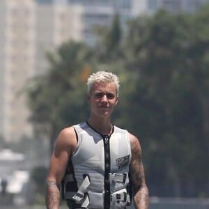 Justin Bieber fait du wavejet à Miami, le 5 juillet 2016