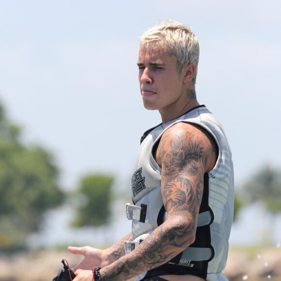 Justin Bieber fait du wavejet à Miami, le 5 juillet 2016