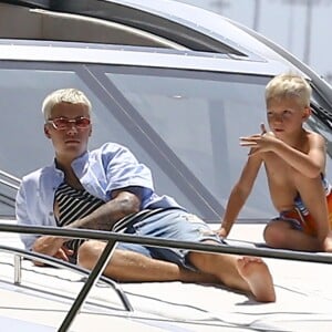 Exclusif - Justin Bieber passe la journée sur son yacht avec son petit frère Jaxon et Alexandra Rodriguez à Miami. Après s'être reposer à l’avant du bateau il passera quelques temps à s’amuser sur son wavejet. Le 5 juillet 2016