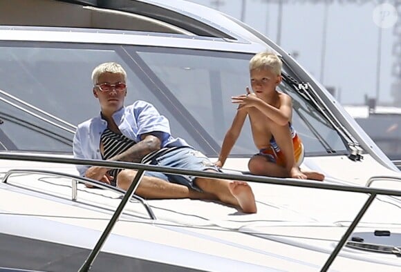 Exclusif - Justin Bieber passe la journée sur son yacht avec son petit frère Jaxon et Alexandra Rodriguez à Miami. Après s'être reposer à l’avant du bateau il passera quelques temps à s’amuser sur son wavejet. Le 5 juillet 2016