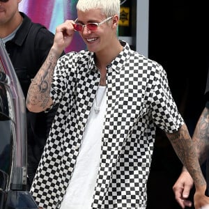 Exclusif - Justin Bieber passe une journée ensoleillée sur un yacht avec Ashley Benson et des amis à Miami. Le chanteur s'amuse avec un wavejet, discute et plaisante avec ses amis. Le 3 juillet 2016