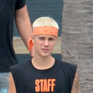 Exclusif - Justin Bieber passe une journée ensoleillée sur son yacht avec des amis à Miami. Le chanteur s'amuse avec un wavejet, discute et plaisante. Le 2 juillet 2016