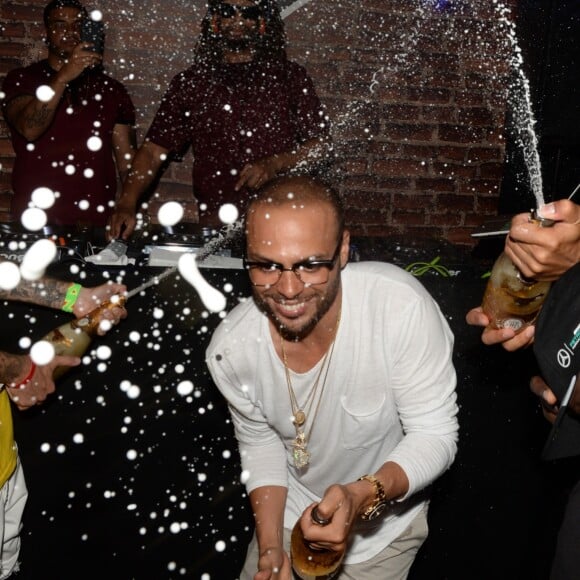 Exclusif - Lewis Hamilton (gagnant du Grand Prix de Formule 1) et Justin Bieber arrosent la foule de champagne avec Richie Akiva, le patron du club, au "F1 OAK Monaco Pop Up" du Fairmont Monte Carlo à Monaco, le 29 mai 2016. © Rachid Bellak/Bestimage