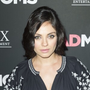 Mila Kunis enceinte et les cheveux raccourcis, lors de la première de Bad Moms à New York le 18 juillet 2016.