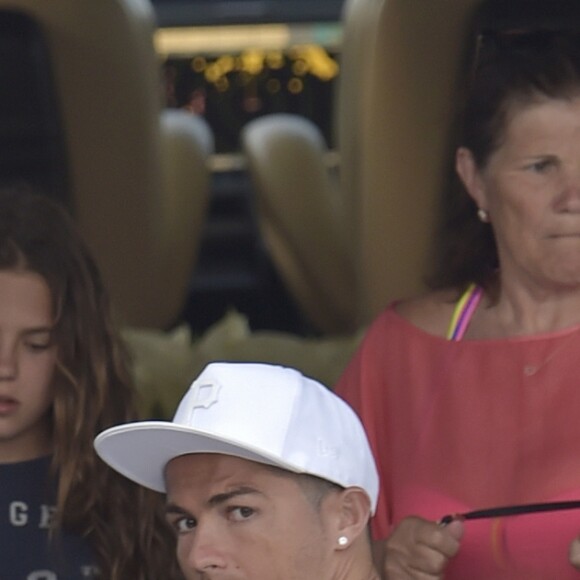 Cristiano Ronaldo se ressource avec son fils Cristiano Jr et sa mère Maria Dolores dos Santos Aveiro en vacances à Ibiza, le 13 juillet 2016.