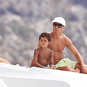Cristiano Ronaldo se ressource avec son fils Cristiano Jr et sa mère Maria Dolores dos Santos Aveiro en vacances à Ibiza, le 13 juillet 2016.